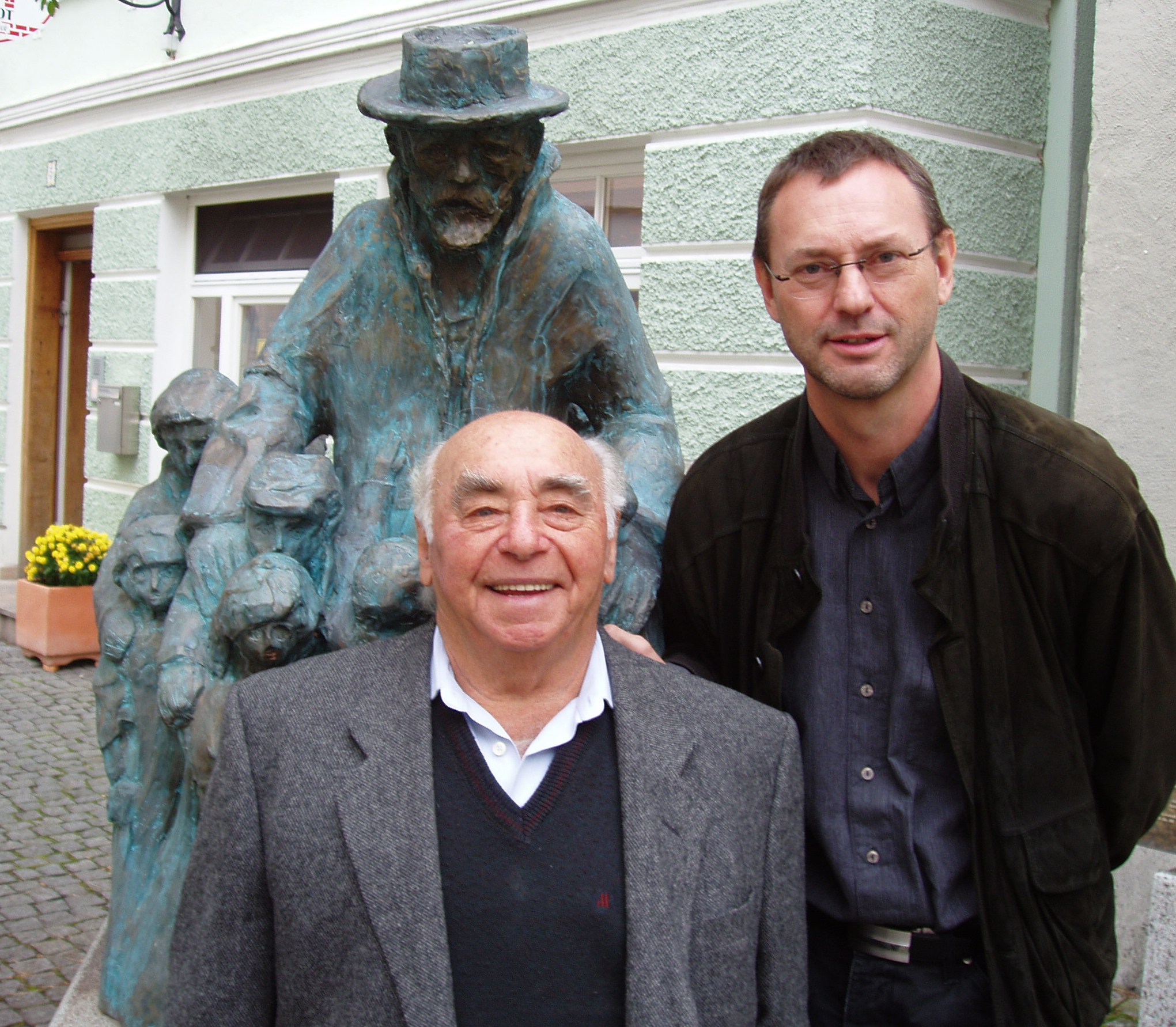 Itzchak Belfer und Siegfried Steiger am Korczak-Denkmal in Günzburg